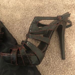 Rock & Republic distressed patent leather sandals